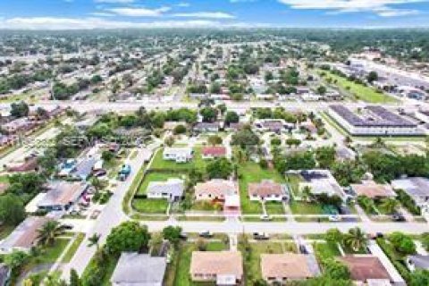 Casa en alquiler en Miami Gardens, Florida, 4 dormitorios, 135.54 m2 № 2009172 - foto 21