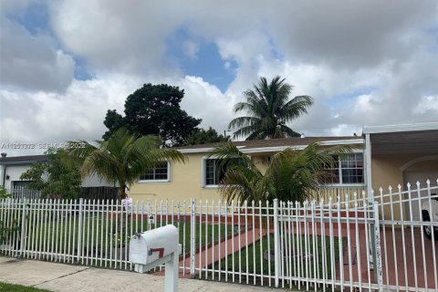 Casa en alquiler en Miami Gardens, Florida, 4 dormitorios, 135.54 m2 № 2009172 - foto 2