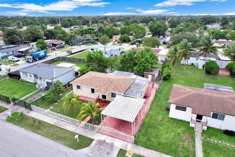 Casa en alquiler en Miami Gardens, Florida, 4 dormitorios, 135.54 m2 № 2009172 - foto 17