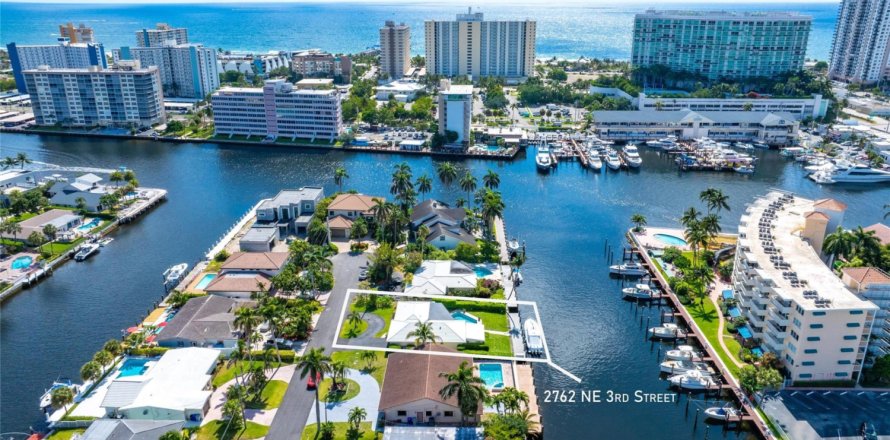 House in Pompano Beach, Florida 3 bedrooms, 140.65 sq.m. № 1161826