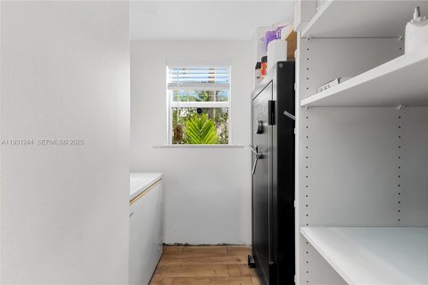 Casa en venta en Miami, Florida, 2 dormitorios, 250.19 m2 № 1992265 - foto 19