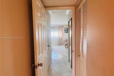 Condo in Hallandale Beach, Florida, 2 bedrooms  № 1947086 - photo 16