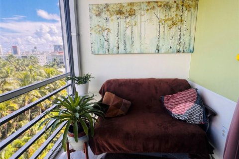 Condo in Hallandale Beach, Florida, 2 bedrooms  № 1947086 - photo 11