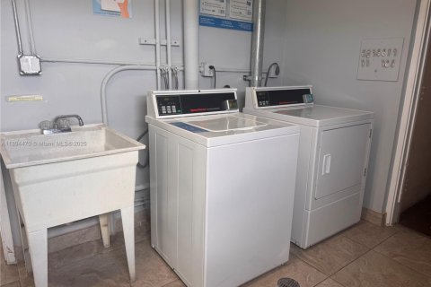 Condo in Hallandale Beach, Florida, 2 bedrooms  № 1947086 - photo 17