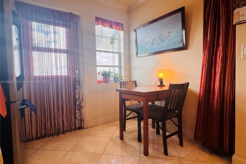 Condo in Hallandale Beach, Florida, 2 bedrooms  № 1947086 - photo 4