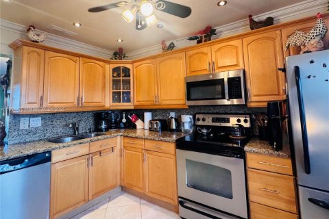 Condo in Hallandale Beach, Florida, 2 bedrooms  № 1947086 - photo 3