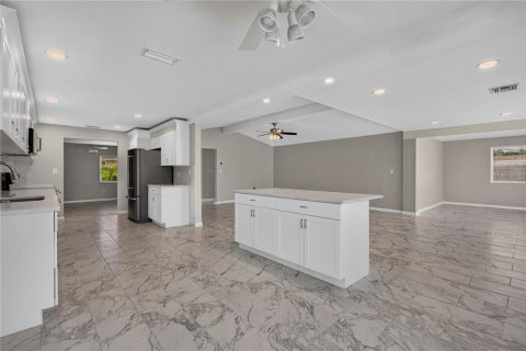 House in Palm Harbor, Florida 3 bedrooms, 213.58 sq.m. № 2238710 - photo 16