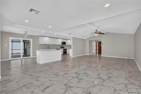 House in Palm Harbor, Florida 3 bedrooms, 213.58 sq.m. № 2238710 - photo 13