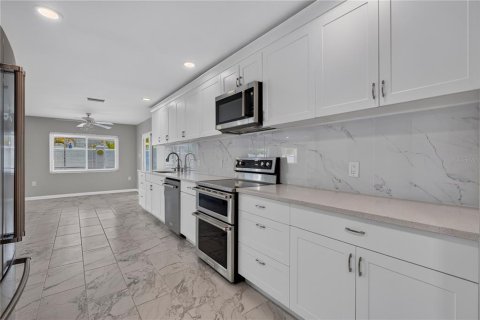 House in Palm Harbor, Florida 3 bedrooms, 213.58 sq.m. № 2238710 - photo 21