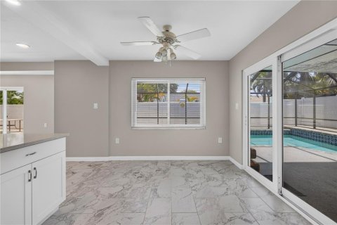 House in Palm Harbor, Florida 3 bedrooms, 213.58 sq.m. № 2238710 - photo 17