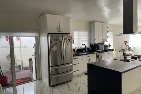 Casa en venta en Miami, Florida, 4 dormitorios, 181.72 m2 № 1730126 - foto 2