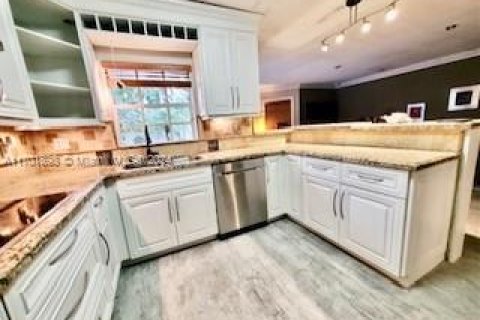Propiedad comercial en venta en North Miami Beach, Florida № 1860014 - foto 4