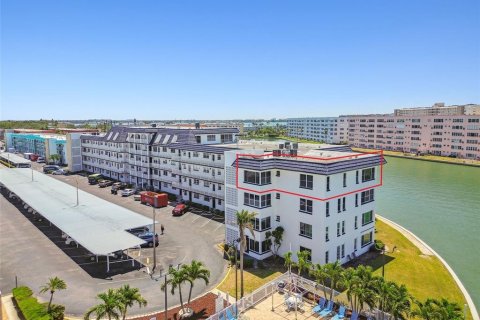 Condominio en venta en Gulfport, Florida, 2 dormitorios, 131.92 m2 № 1677534 - foto 4