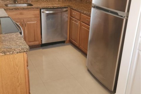 Condo in Pembroke Pines, Florida, 2 bedrooms  № 2059173 - photo 8