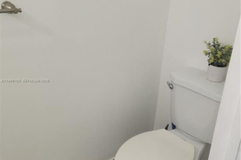 Condo in Pembroke Pines, Florida, 2 bedrooms  № 2059173 - photo 12