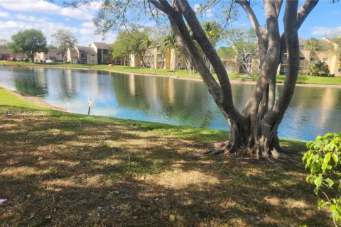 Condo in Pembroke Pines, Florida, 2 bedrooms  № 2059173 - photo 5