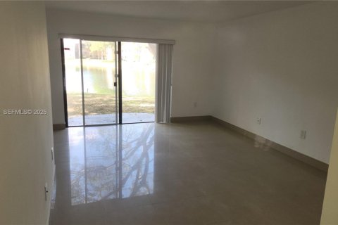 Condo in Pembroke Pines, Florida, 2 bedrooms  № 2059173 - photo 3