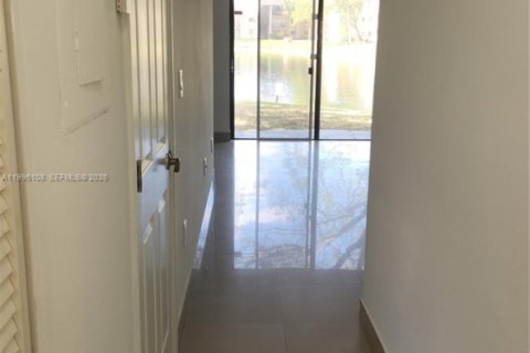 Condo in Pembroke Pines, Florida, 2 bedrooms  № 2059173 - photo 2