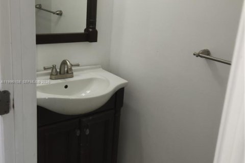 Condo in Pembroke Pines, Florida, 2 bedrooms  № 2059173 - photo 11