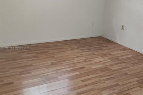 Condo in Pembroke Pines, Florida, 2 bedrooms  № 2059173 - photo 14