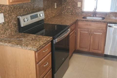 Condo in Pembroke Pines, Florida, 2 bedrooms  № 2059173 - photo 7