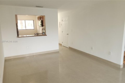 Condo in Pembroke Pines, Florida, 2 bedrooms  № 2059173 - photo 4