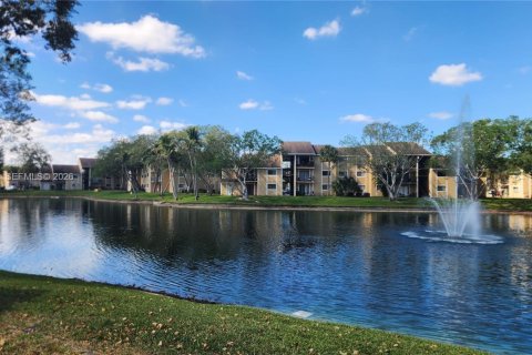 Condo in Pembroke Pines, Florida, 2 bedrooms  № 2059173 - photo 16