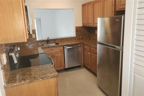Condo in Pembroke Pines, Florida, 2 bedrooms  № 2059173 - photo 9