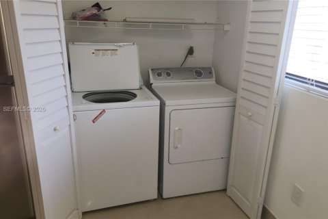 Condo in Pembroke Pines, Florida, 2 bedrooms  № 2059173 - photo 10