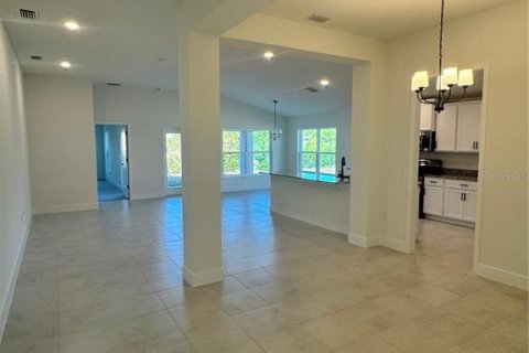 House in North Port, Florida 3 bedrooms, 183.02 sq.m. № 1534131 - photo 2