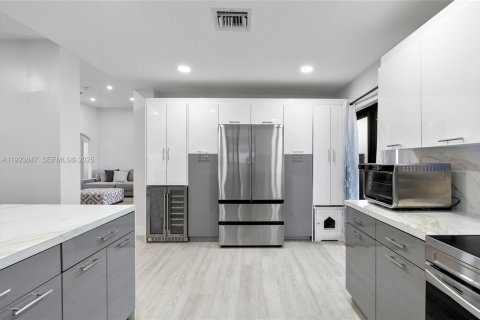 Casa en venta en Miami, Florida, 3 dormitorios, 180.23 m2 № 1983662 - foto 14