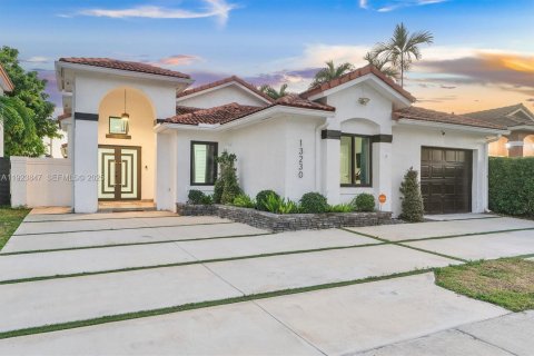 Casa en venta en Miami, Florida, 3 dormitorios, 180.23 m2 № 1983662 - foto 1