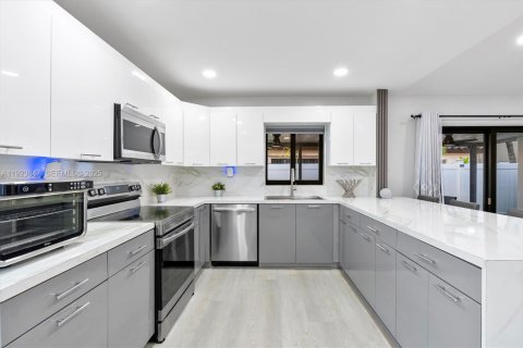 Casa en venta en Miami, Florida, 3 dormitorios, 180.23 m2 № 1983662 - foto 12