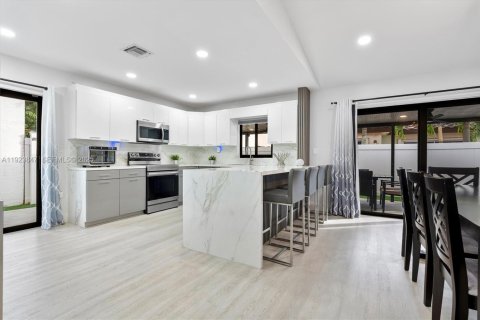 Casa en venta en Miami, Florida, 3 dormitorios, 180.23 m2 № 1983662 - foto 8