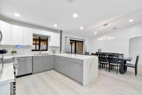 Casa en venta en Miami, Florida, 3 dormitorios, 180.23 m2 № 1983662 - foto 13