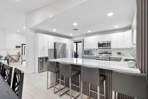 Casa en venta en Miami, Florida, 3 dormitorios, 180.23 m2 № 1983662 - foto 10