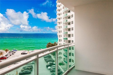 Condo in Hollywood, Florida, 2 bedrooms  № 1860010 - photo 1