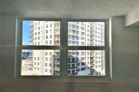 Condo in Hollywood, Florida, 2 bedrooms  № 1860010 - photo 18