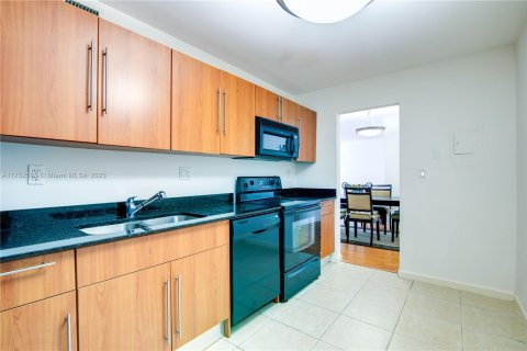 Condo in Hollywood, Florida, 2 bedrooms  № 1860010 - photo 14