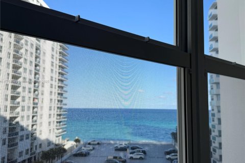 Condo in Hollywood, Florida, 2 bedrooms  № 1860010 - photo 27