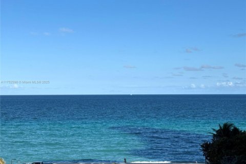 Condo in Hollywood, Florida, 2 bedrooms  № 1860010 - photo 26