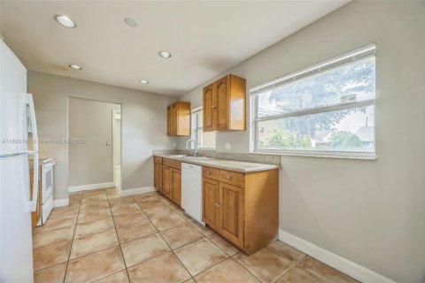 House in Lauderhill, Florida 3 bedrooms, 143.81 sq.m. № 1802480 - photo 8