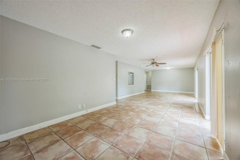 House in Lauderhill, Florida 3 bedrooms, 143.81 sq.m. № 1802480 - photo 17