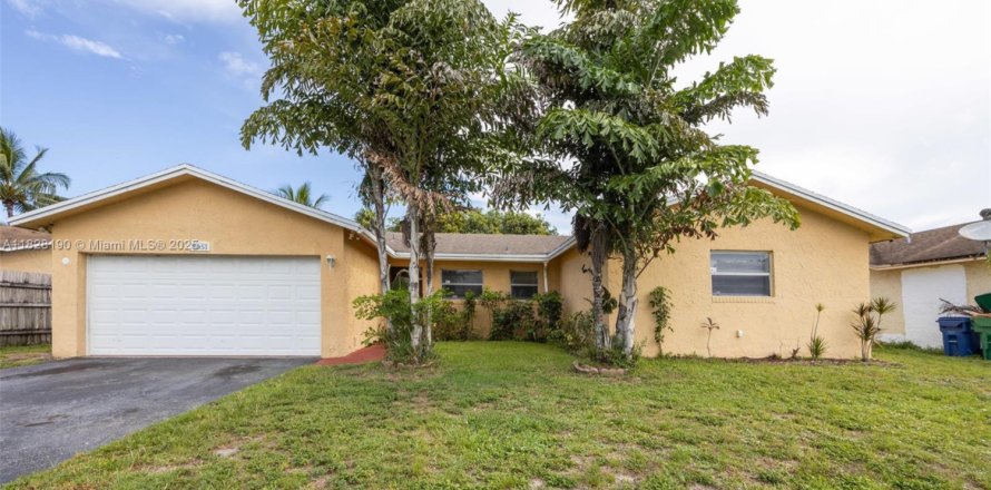 House in Lauderhill, Florida 3 bedrooms, 143.81 sq.m. № 1802480