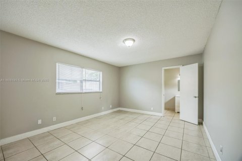 House in Lauderhill, Florida 3 bedrooms, 143.81 sq.m. № 1802480 - photo 6