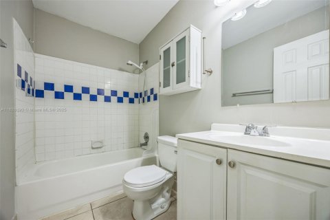 House in Lauderhill, Florida 3 bedrooms, 143.81 sq.m. № 1802480 - photo 12