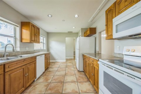 House in Lauderhill, Florida 3 bedrooms, 143.81 sq.m. № 1802480 - photo 3
