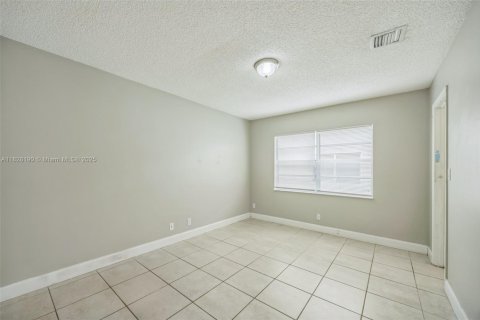 House in Lauderhill, Florida 3 bedrooms, 143.81 sq.m. № 1802480 - photo 5