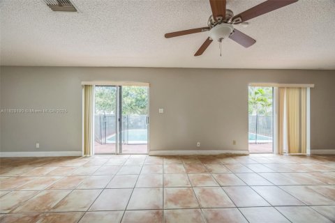 House in Lauderhill, Florida 3 bedrooms, 143.81 sq.m. № 1802480 - photo 18