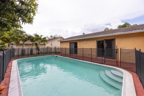 House in Lauderhill, Florida 3 bedrooms, 143.81 sq.m. № 1802480 - photo 2